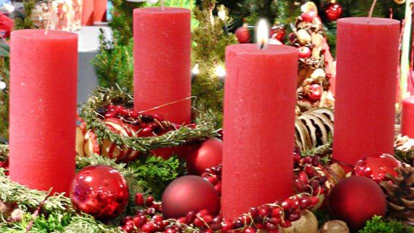 Klassisch roter adventskranz
