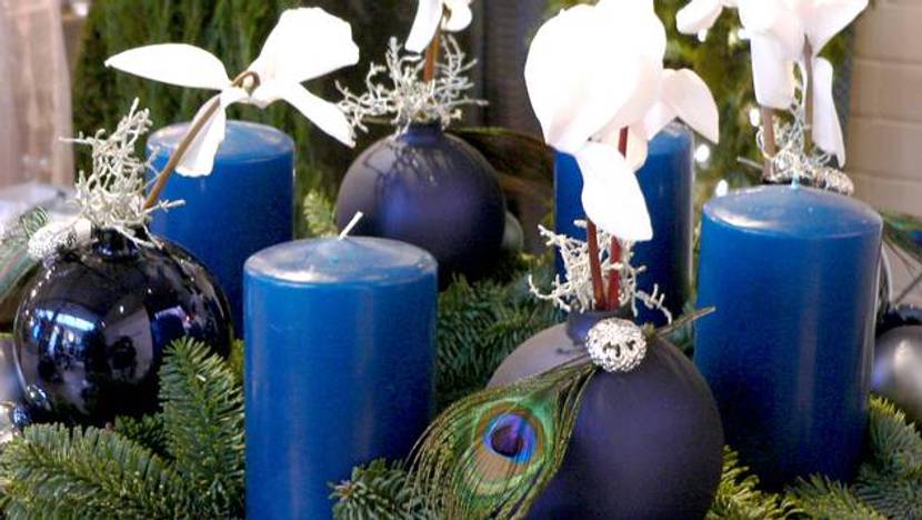 Adventskranz mit Pfauenfedern