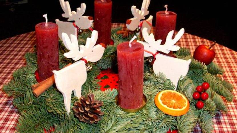 Adventskranz mit Elchen