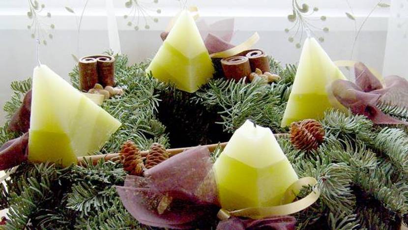 Adventskranz mit Pyramidenkerzen