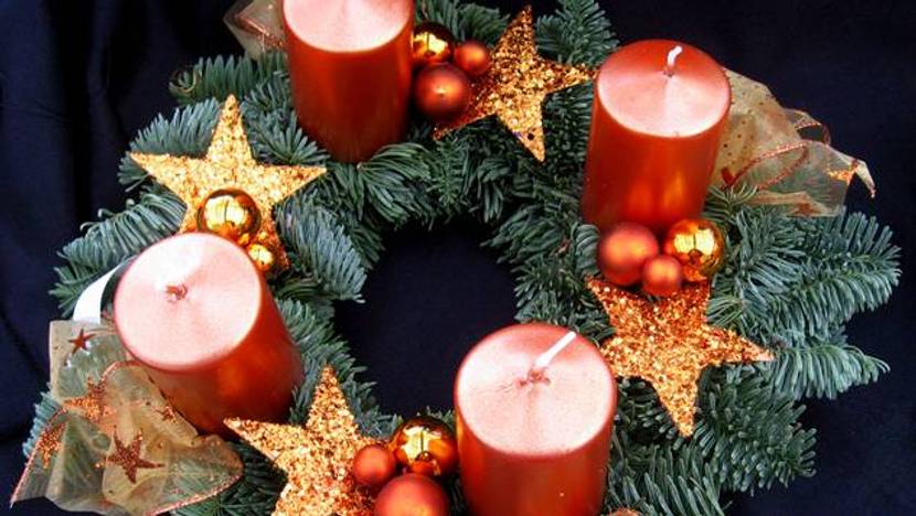 Adventskranz in Kupfertönen