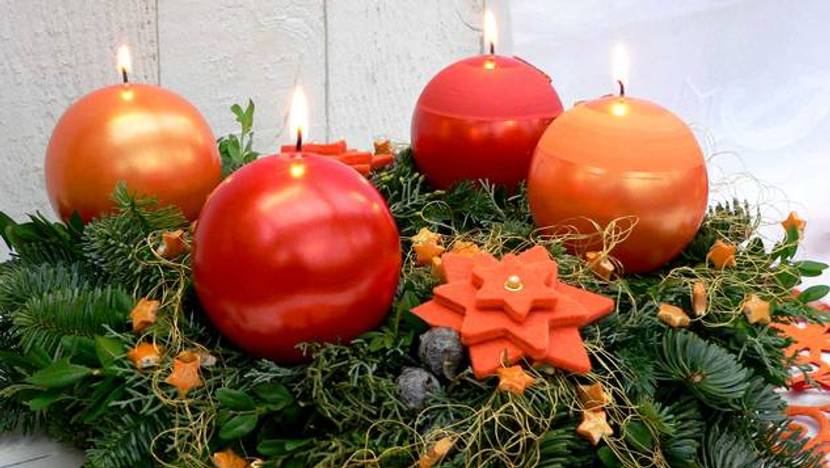 Adventskranz mit Kugelkerzen