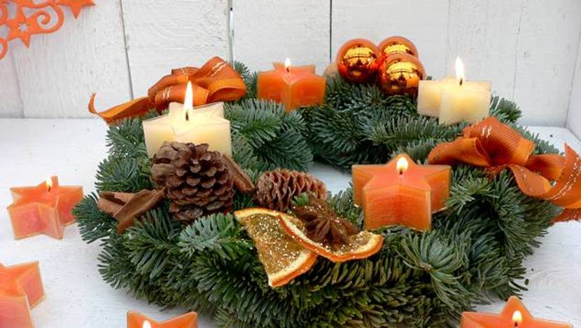 Adventskranz mit Kerzen in Sternform