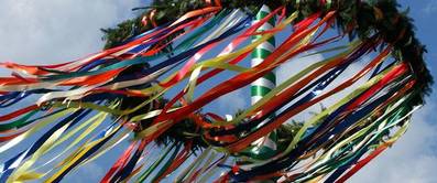 Maibaum selber machen: Über 15 kreative Bastelideen