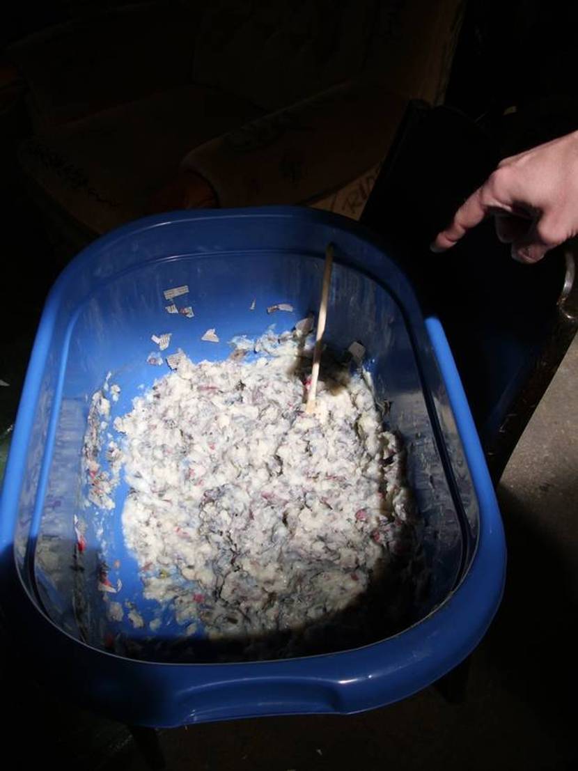 Rohmassse für Pappmaché durchmischen