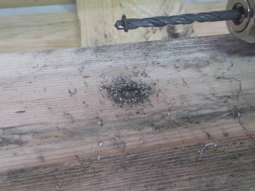 Nagelkopf mit einem Metallbohrer aufbohren