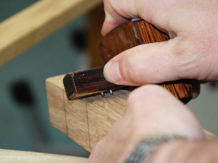 Holzverbindung Schlitz und Zapfen: Anreißen der Maße mit Doppelstreichmaß