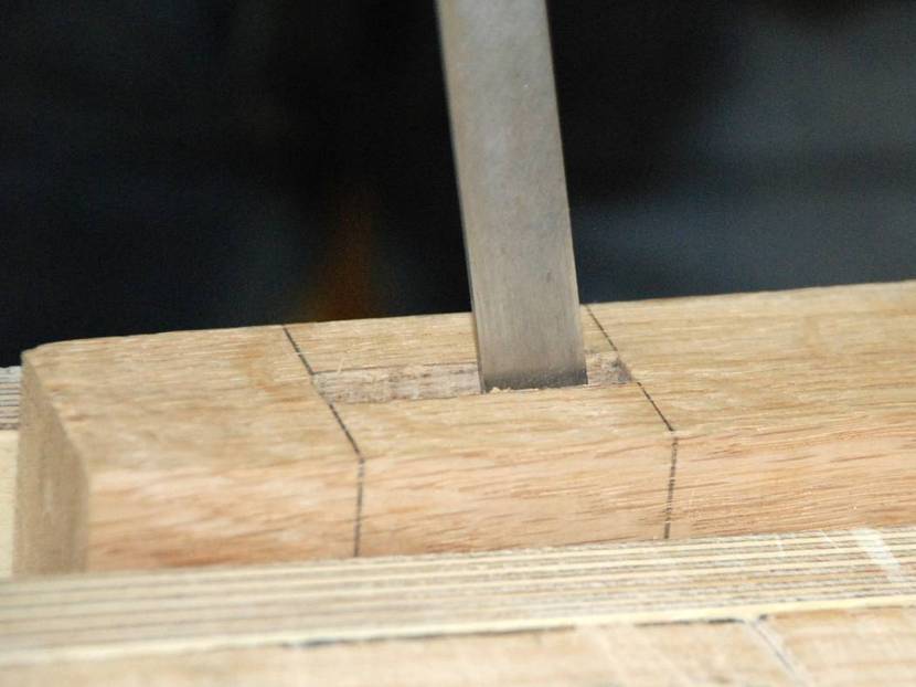 Holzverbindung Schlitz und Zapfen: Ausstemmen des Schlitzes