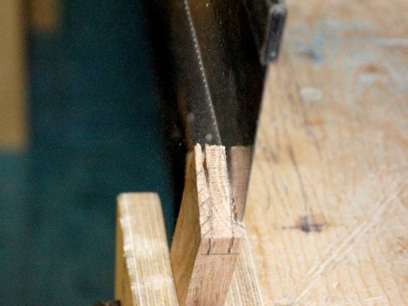 Holzverbindung Schlitz und Zapfen: Sägen des Zapfenstücks 1