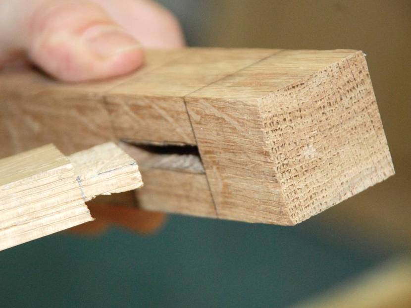 Holzverbindung Schlitz und Zapfen: T-förmige Verbindung mit Blindzapfen