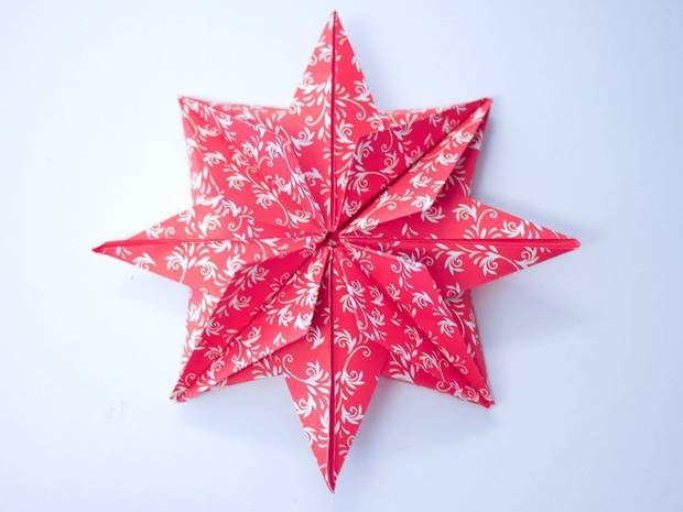 3D-Sterne falten: in 9 Schritten weihnachtlichen 3D-Stern basteln