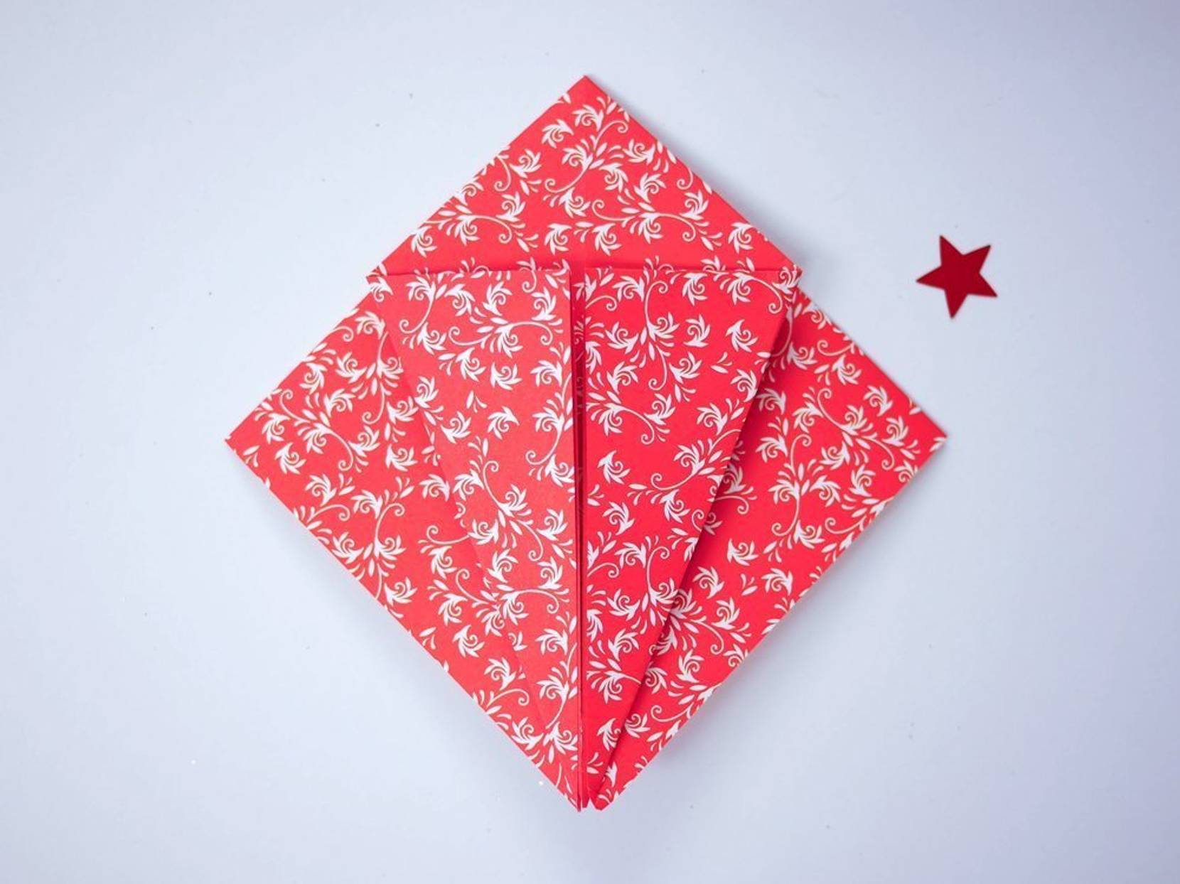 3D-Sterne falten: in 9 Schritten weihnachtlichen 3D-Stern basteln