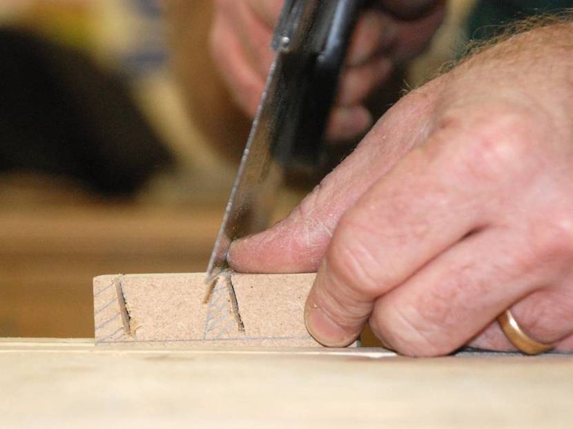 Holzverbindung Schwalbenschwanz-Verbindung: Sägen der Schwalben