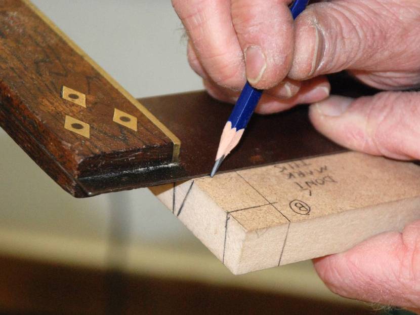 Holzverbindung Schwalbenschwanz-Verbindung: Überwinkeln mit Anschlagwinkel