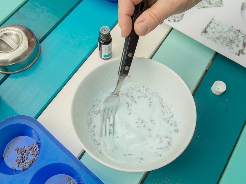 Eine Schicht mit Lavendel in der Seife