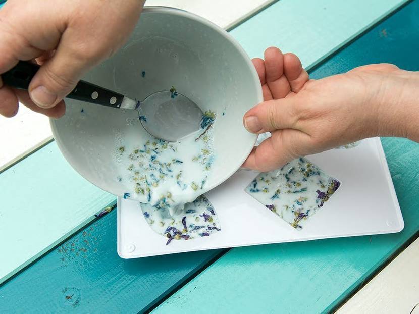 Eine Schicht mit Malvenblüten in der Seife