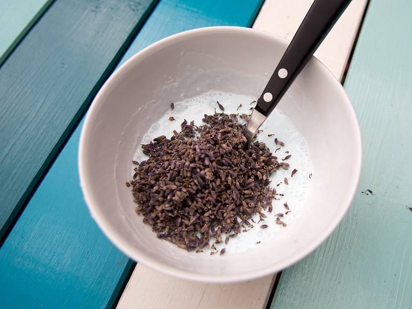 Eine Hand voll Lavendel in die Seife