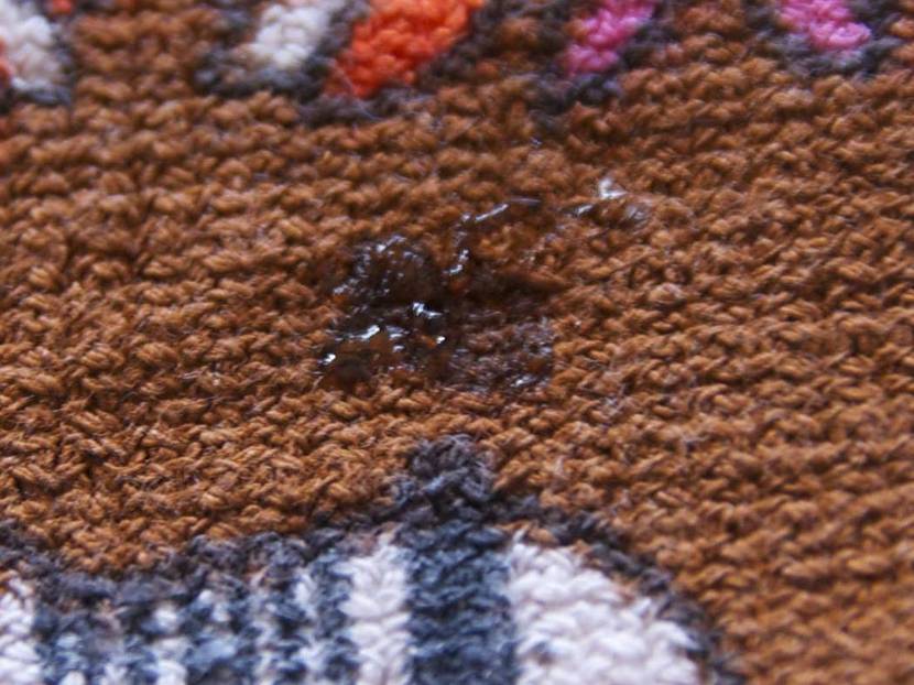 Sekundenkleber auf Stoff