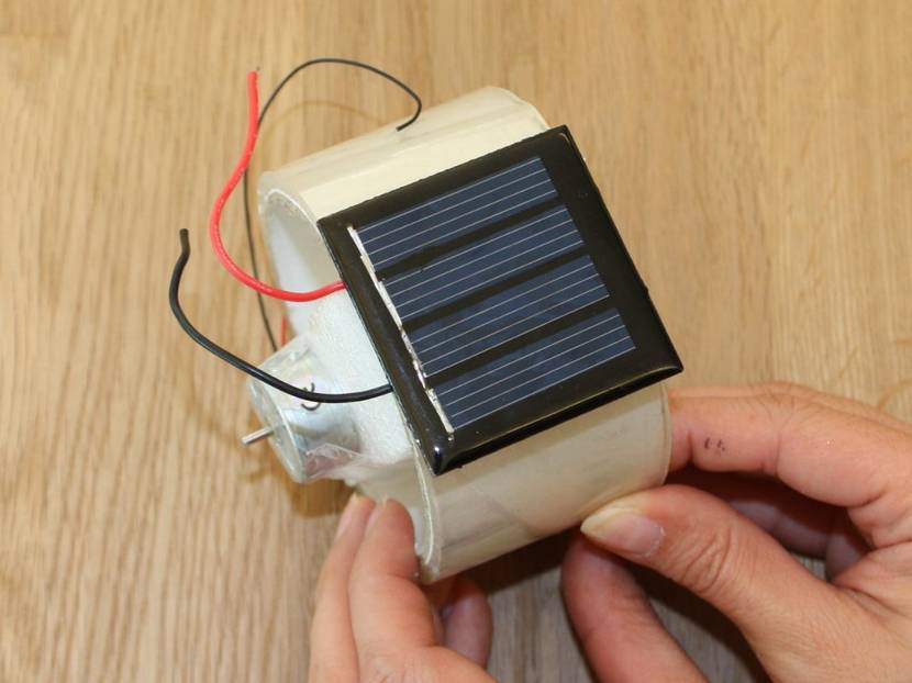 Solarzelle für Katamaran befestigen