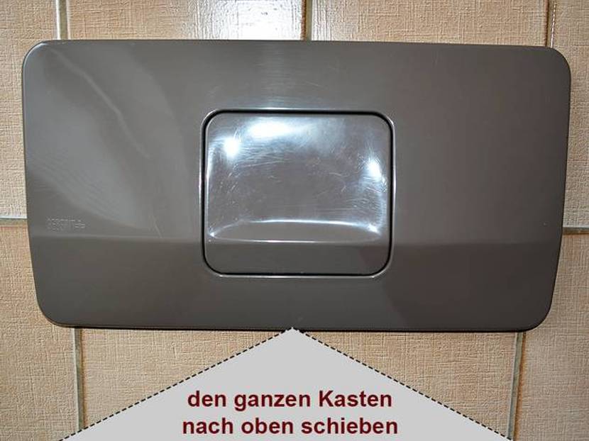 Spültasten mit Rahmen nach oben schieben.