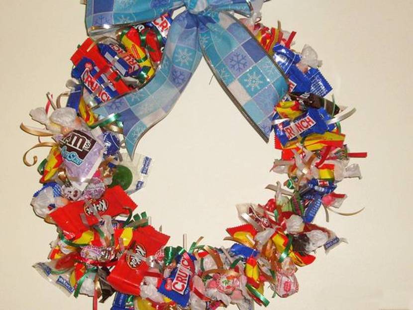 Adventskranz mit Süßigkeiten gestalten