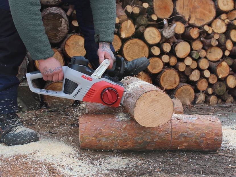 Spielend geht die CS 36 Li durch das Holz