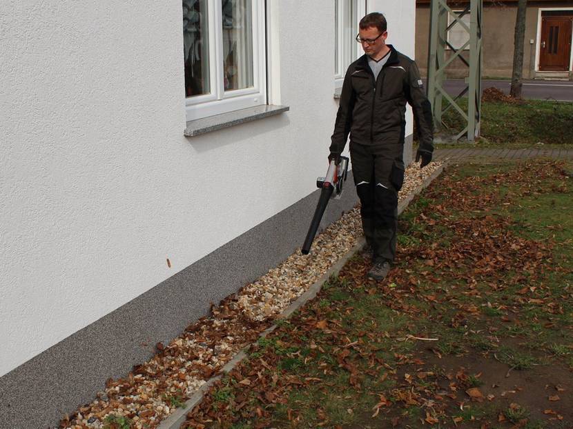 Kies bleibt, wo er soll und Laub wird entfernt.