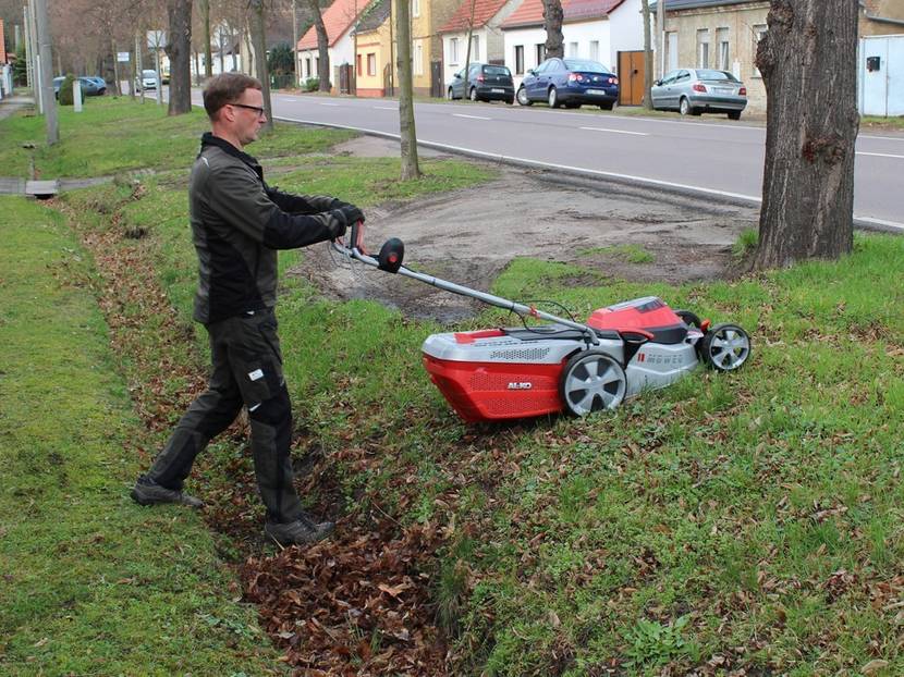 Auch die Böschung und altes Laub hält ihn nicht auf.