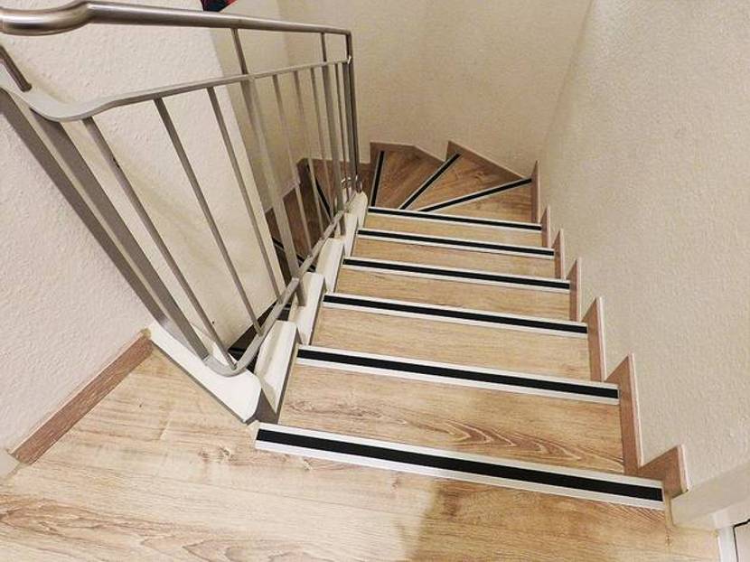 ½ gewendelte Treppe spart Platz