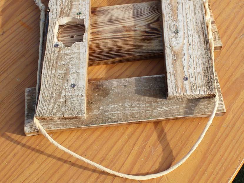 Das Seil zur Aufhängung mit dem Tacker befestigen
