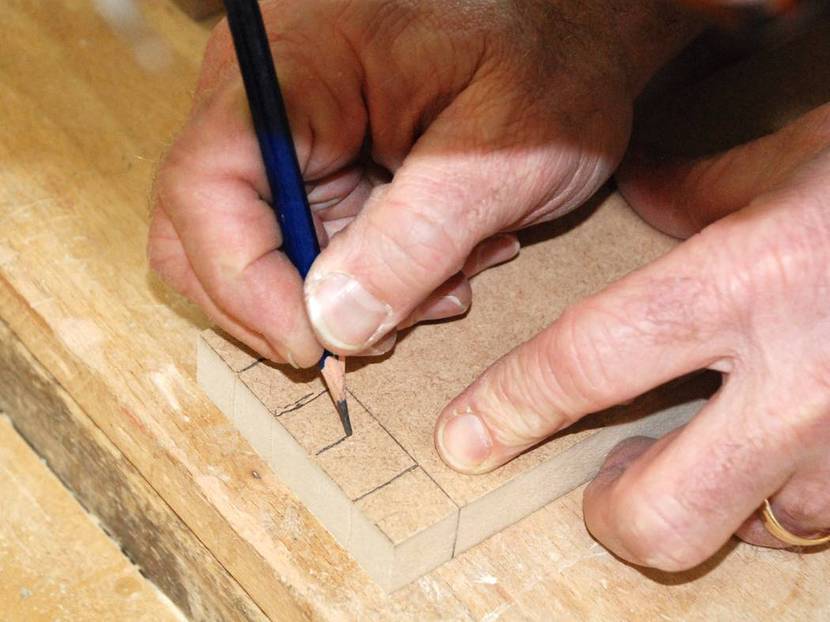 Holzverbindung Zinkung: Nachzeichnen der Zinken auf dem Gegenstück