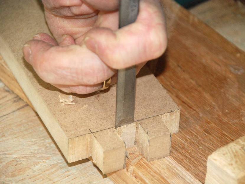 Holzverbindung Zinkung: Ausstemmen der Zinken