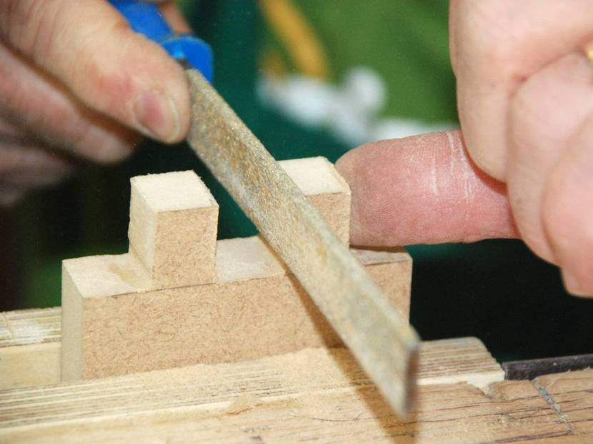 Holzverbindung Zinkung: Glätten der Zinken