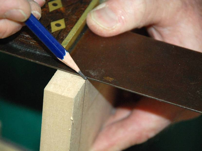 Holzverbindung Zinkung: Überwinkeln mit Anschlagwinkel