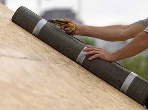 dachpappe-verlegen- rolle aufschneiden
