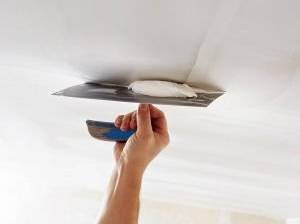 Mit der Glättkelle werden die Fugen verspachtelt. Auch alle Schraubenlöcher, Beschädigungen oder Druckstellen glättet man mit der Spachtelmasse.