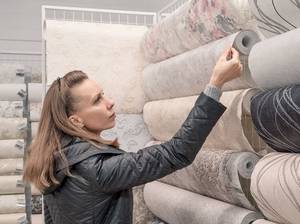 Frau sucht Dekorfolie im Fachhandel aus