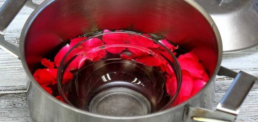 Rosenblätter in einem Topf mit Wasser