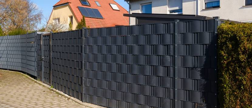 Ein Doppelstabmattenzaun vor zwei Einfamilienhäusern.