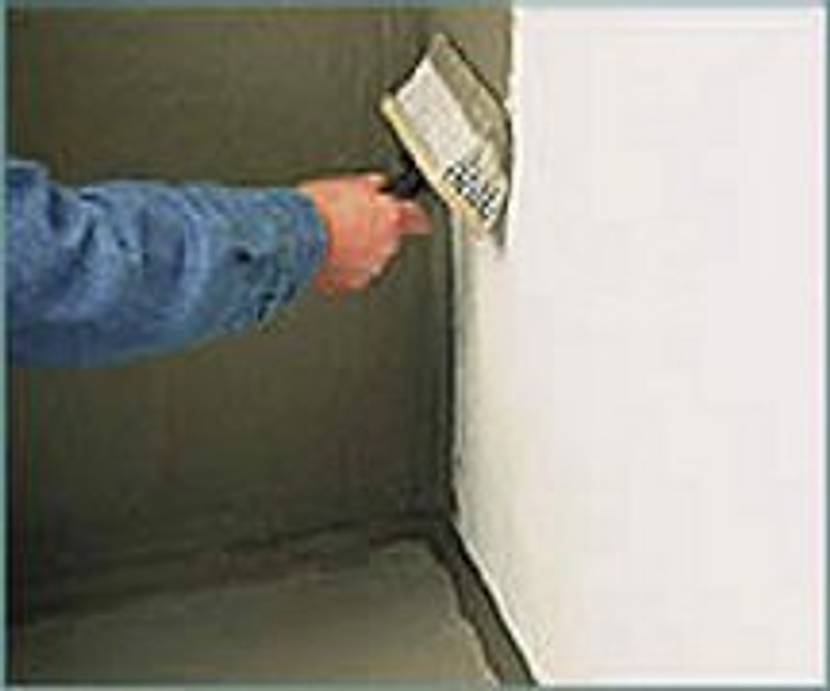 Dichtschlämme mit Deckenbürste an die Wand auftragen