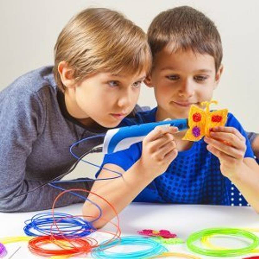 Kinder mit 3D-Stick.