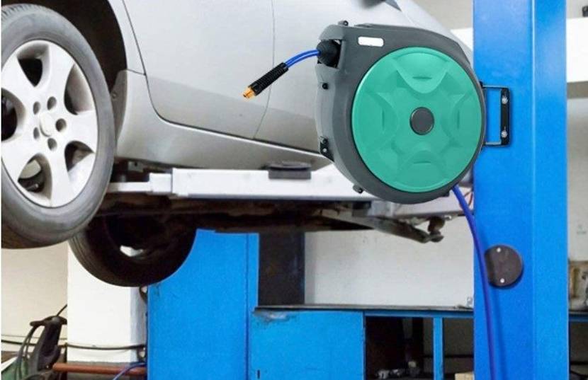 druckluftschlauch-aufroller in der kfz-werkstatt