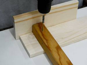 eckbank-selber-bauen-anschrauben