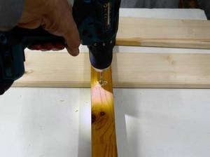 eckbank-selber-bauen-vorbohren