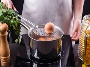 eier in topf kochen
