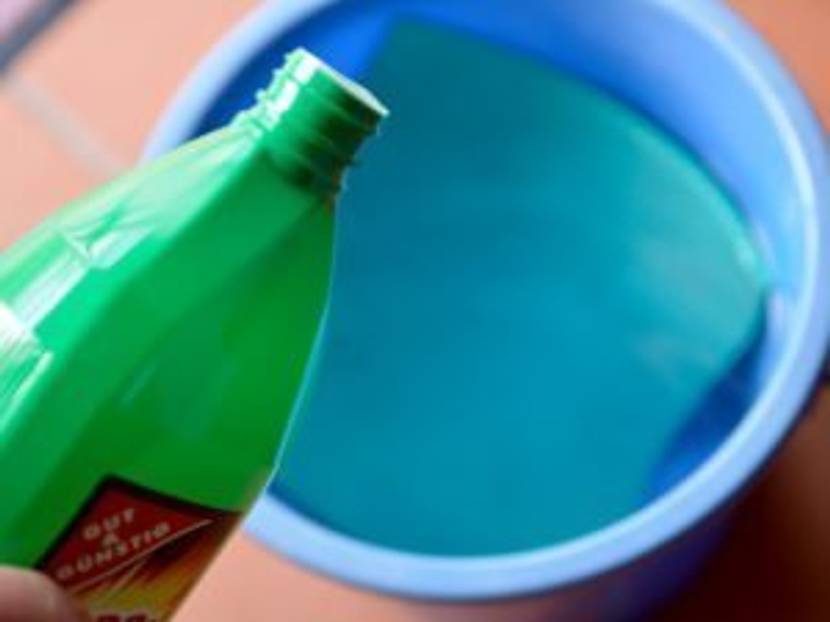 ein-schuss-spiritus-ins-lauwarme-putzwasser