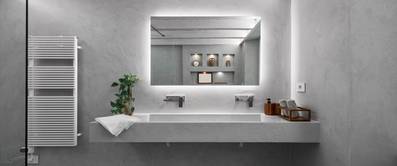 Einbau-Spiegelschrank: Beleuchteter Spiegelschrank im Badezimmer.