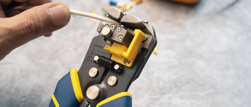 elektriker mit abisolierzange