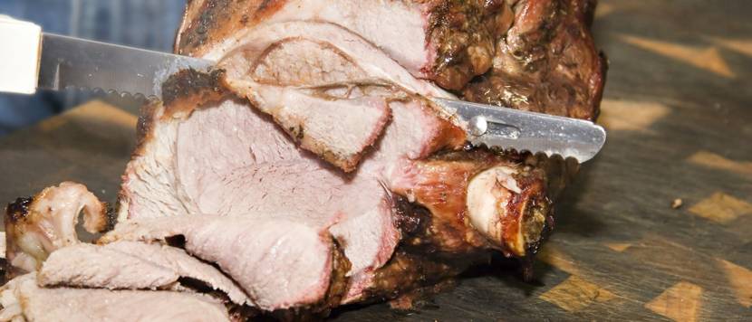 elektromesser schneidet fleisch