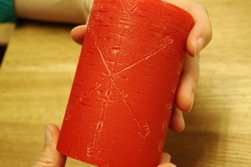 kerze mit weihnachtlichem motiv